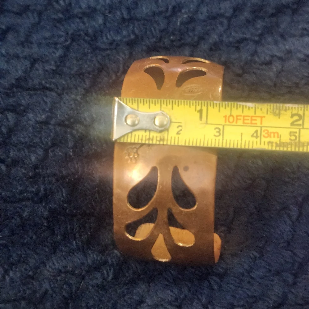 Stamped Vintage copper cutout leaf cuff bracelet. - Picture 4 of 6